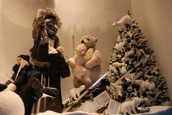 Η αρκούδα με το μικρό αγκαλιά δίπλα στο χριστουγεννιάτικο δένδρο προσωποποίηση της τρυφερότητας των ημερών, στα Notos Galleries, Θεσσαλονίκη, 2011